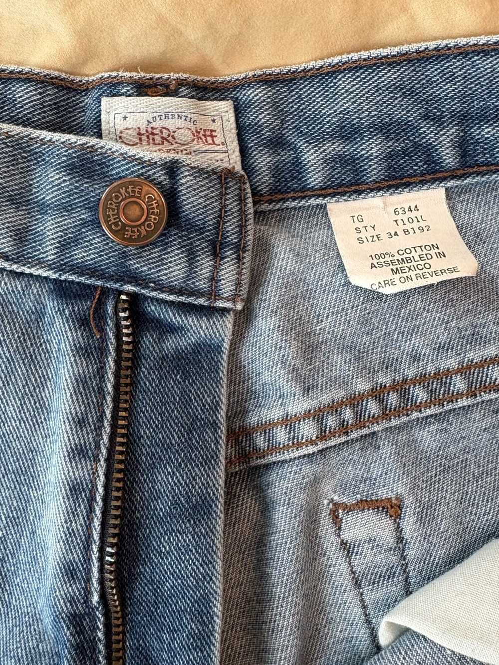 Vintage Cherokee Jean Shorts — Unisex Y2K Style (Women’s 10-12, Men’s 34) - Picture 4 of 8